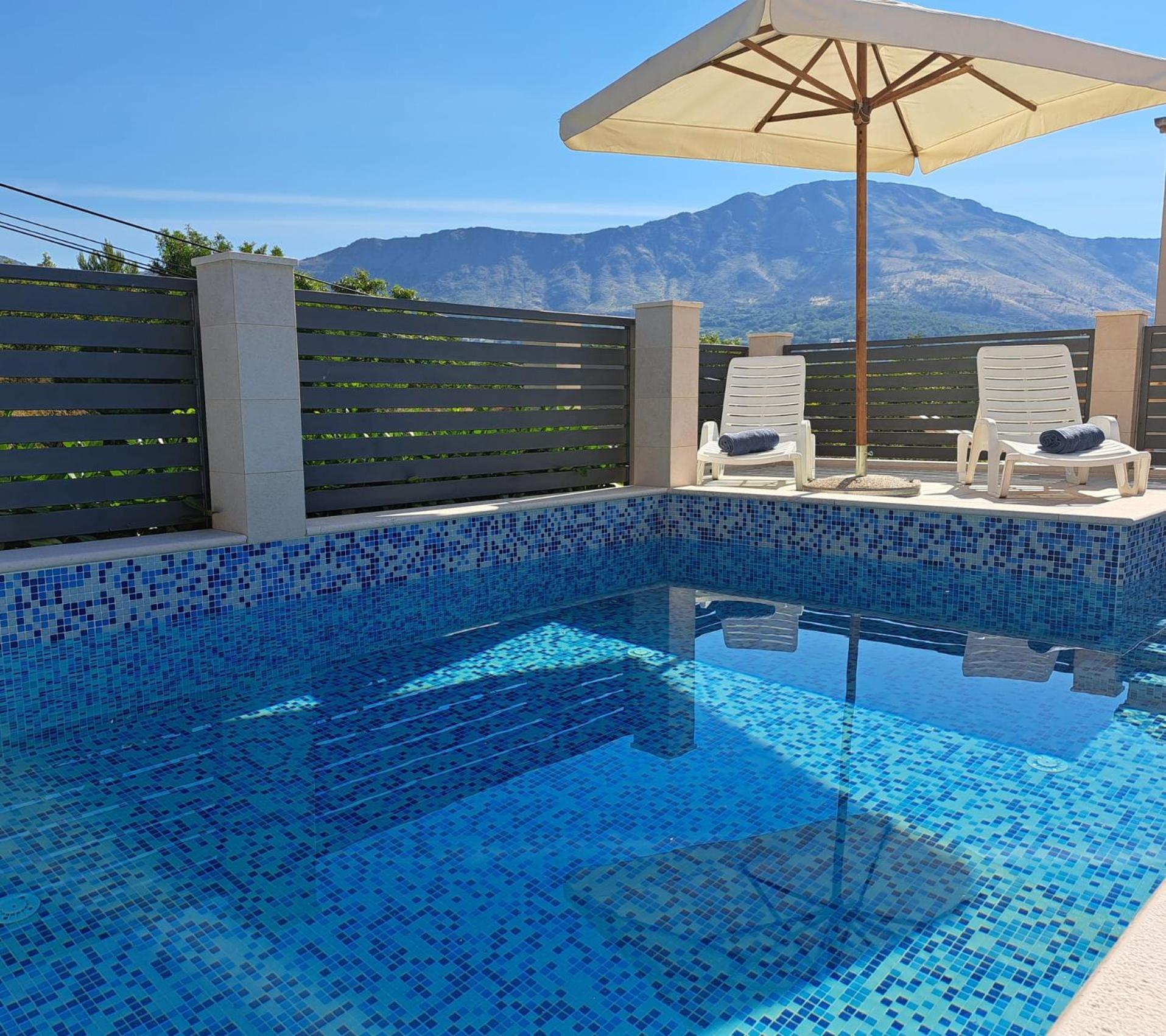 מליני Villa "Amber" Luxury Apartments With A Pool מראה חיצוני תמונה